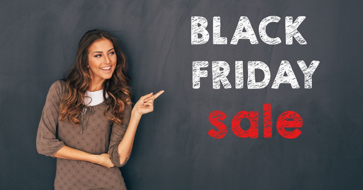 Kvinde peger på Black Friday sale
